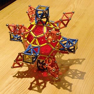 Construcciones con GEOMAG: Planos y vértices del cubo en el rombicosidodecaedro