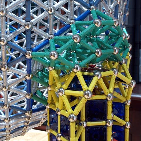 GEOMAG constructions: Pseudogeodesic sphere to scale 3 on five supports, capital of a column