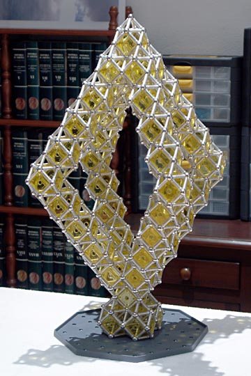 Construcciones con GEOMAG: Estructura oblicua con cuboctaedros 3, vista 1