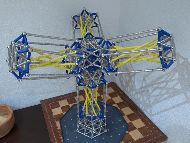 Construcciones con GEOMAG: Cuatro módulos hiperboloides en disposición tetraédrica, vista 3