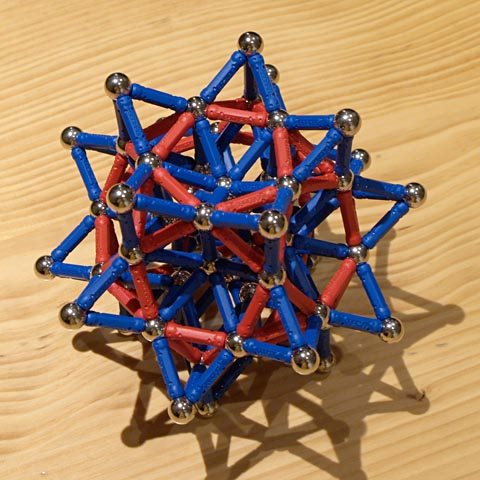 Construcciones con GEOMAG: Hexecontaedro rómbico construido sobre un icosidodecaedro