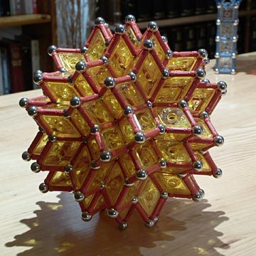 Construcciones con GEOMAG: Hexecontaedro rómbico a escala 1½, sobre cuatro vértices