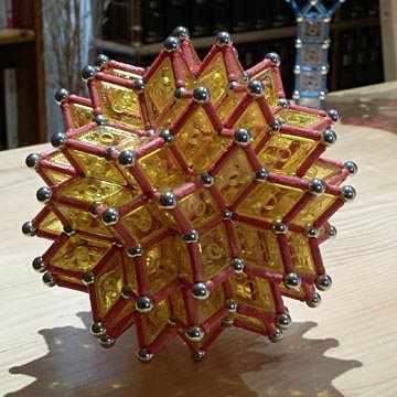 Construcciones con GEOMAG: Hexecontaedro rómbico a escala 1½, sobre tres vértices