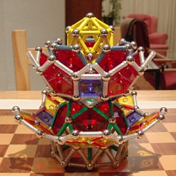 Construcciones con GEOMAG: Cuatro poliedros anidados, paso 2