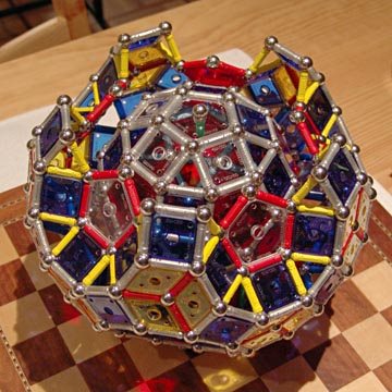 Construcciones con GEOMAG: Cuatro poliedros anidados, paso 5