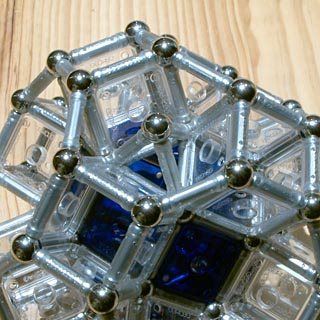 Construcciones con GEOMAG: Cuboctaedro rombitruncado alrededor del rombicuboctaedro: hexágono reforzado 1