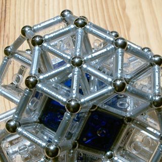 Construcciones con GEOMAG: Cuboctaedro rombitruncado alrededor del rombicuboctaedro: hexágono reforzado 2