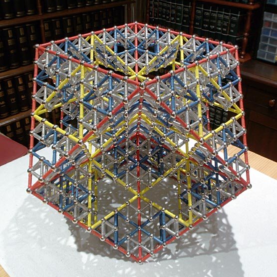 Construcciones con GEOMAG: Cuboctaedro de Sierpinski (tercera iteración, escala 8), vista 1