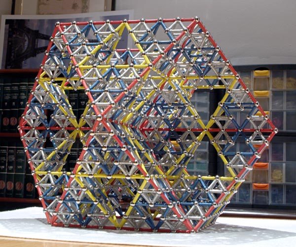 Construcciones con GEOMAG: Cuboctaedro de Sierpinski (tercera iteración, escala 8), vista 2