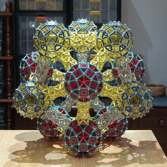 Construcciones con GEOMAG: El icosaedro gigante a escala 7,60, vista 1