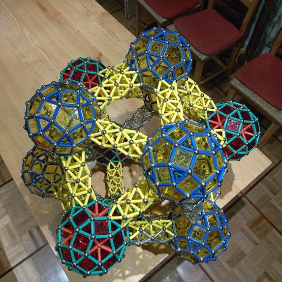 GEOMAG constructions: The giant icosahedron to scale 7.60, view 3