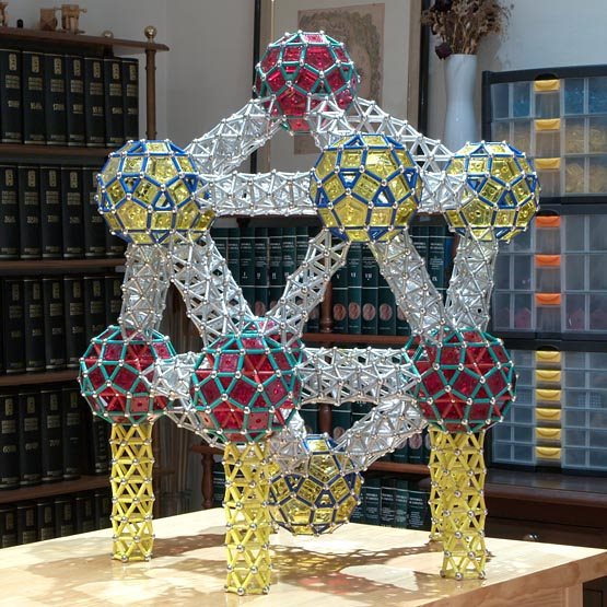 Construcciones con GEOMAG: El icosaedro gigante, vista lateral 1
