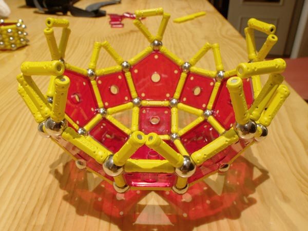 Construcciones con GEOMAG: Construcción del rombicosidodecaedro, paso 4