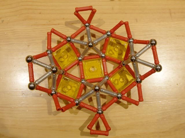 Construcciones con GEOMAG: Construcción del rombicosidodecaedro reforzado, método 1, paso 1