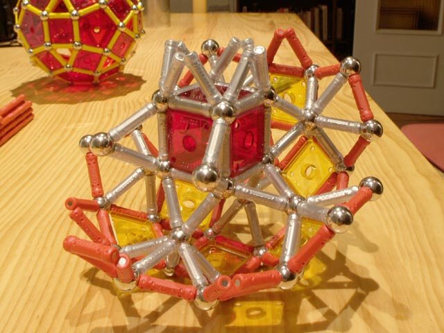 Construcciones con GEOMAG: Construcción del rombicosidodecaedro reforzado, método 1, paso 3
