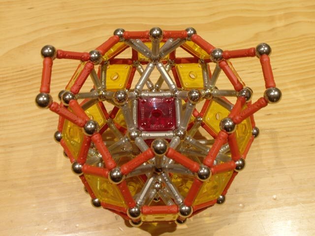 Construcciones con GEOMAG: Construcción del rombicosidodecaedro reforzado, método 1, paso 5