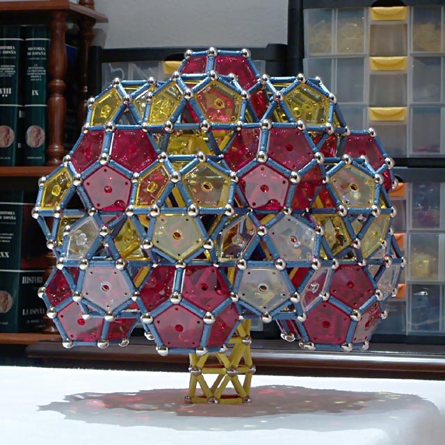 Construcciones con GEOMAG: Once icosaedros, once dodecaedros y quince icosidodecaedros alrededor de un rombicosidodecaedro