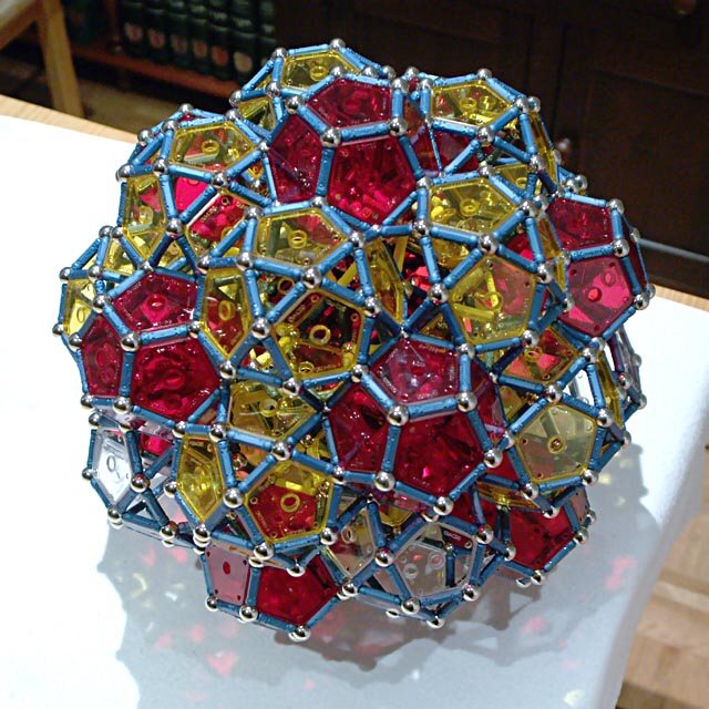 GEOMAG constructions: Twelve icosahedra, twelve dodecahedra, and twenty icosidodecahedra around a rhombicosidodecahedron