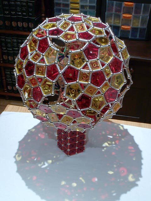 Construcciones con GEOMAG: «Árbol» alrededor de un rombicosidodecaedro, vista superior oblicua