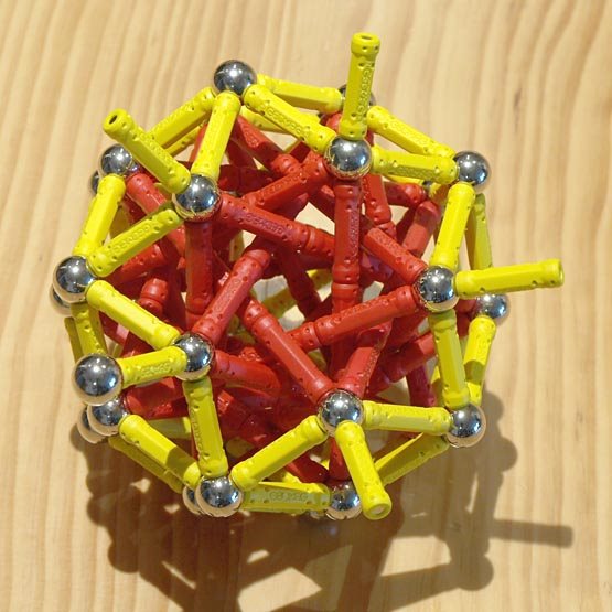 Construcciones con GEOMAG: El triacontaedro rómbico alrededor de cinco tetraedros, vista 2