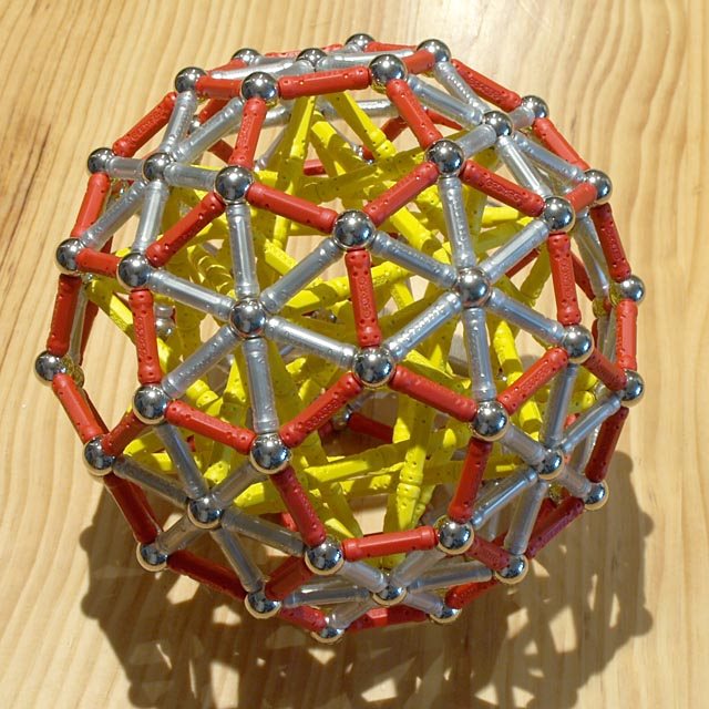 Construcciones con GEOMAG: El icosaedro regular truncado alrededor de cinco tetraedros, vista 1