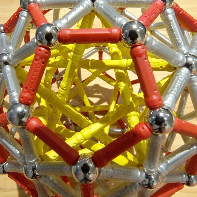 Construcciones con GEOMAG: El icosaedro regular truncado alrededor de cinco tetraedros, vista 3