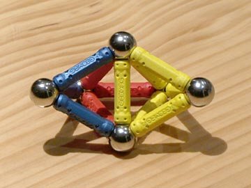 Construcciones con GEOMAG: Agregado de tres tetraedros, vista 2